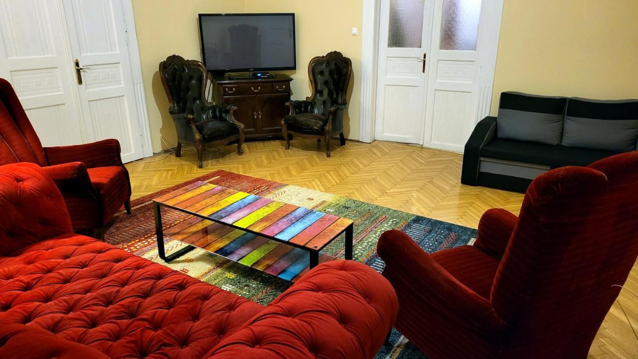 Eclectic Big Apartment *
